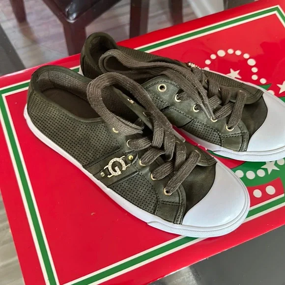 Guess women’s sneaker size 9 - Picture 1 of 3